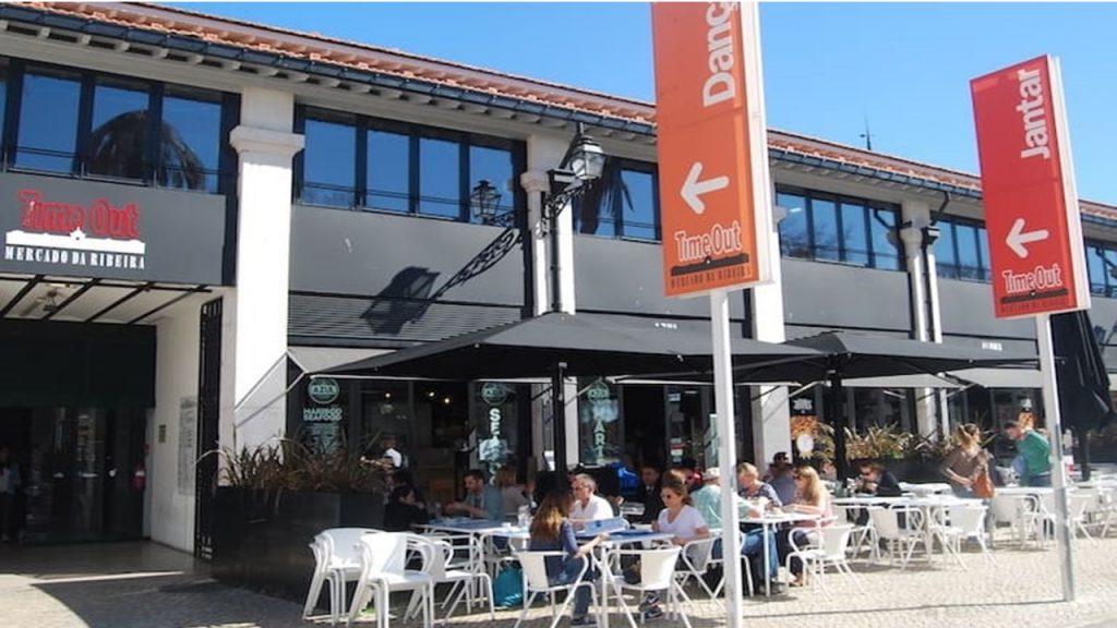 EN DEHORS DU "MARCHÉ DE RIBEIRA"